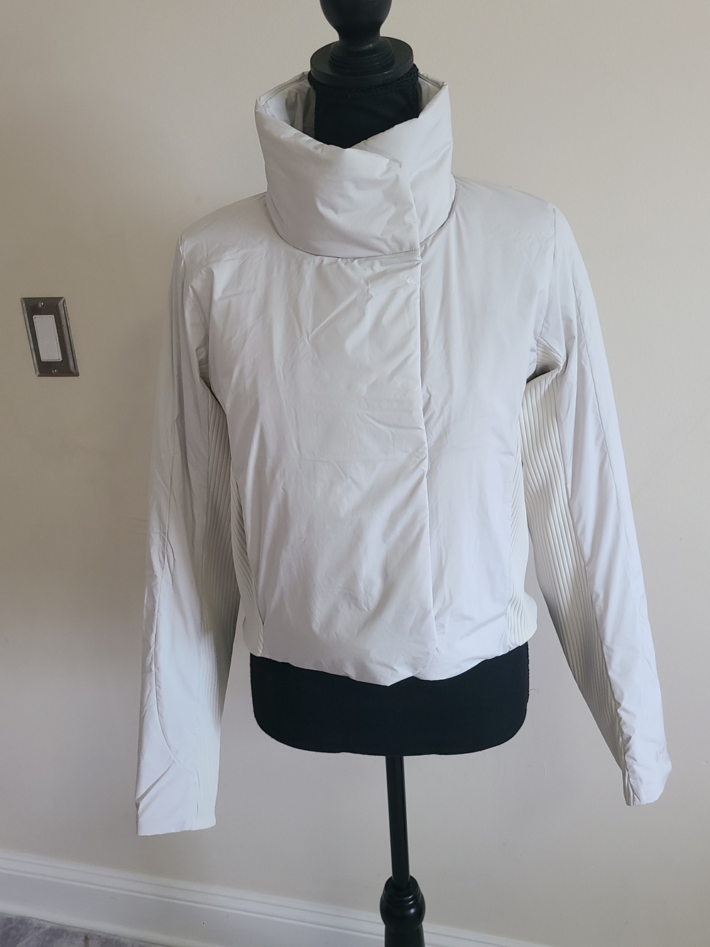 Lululemon Sleek City Jacket Coat Bone Beige Size 6 Minimalist Cropped